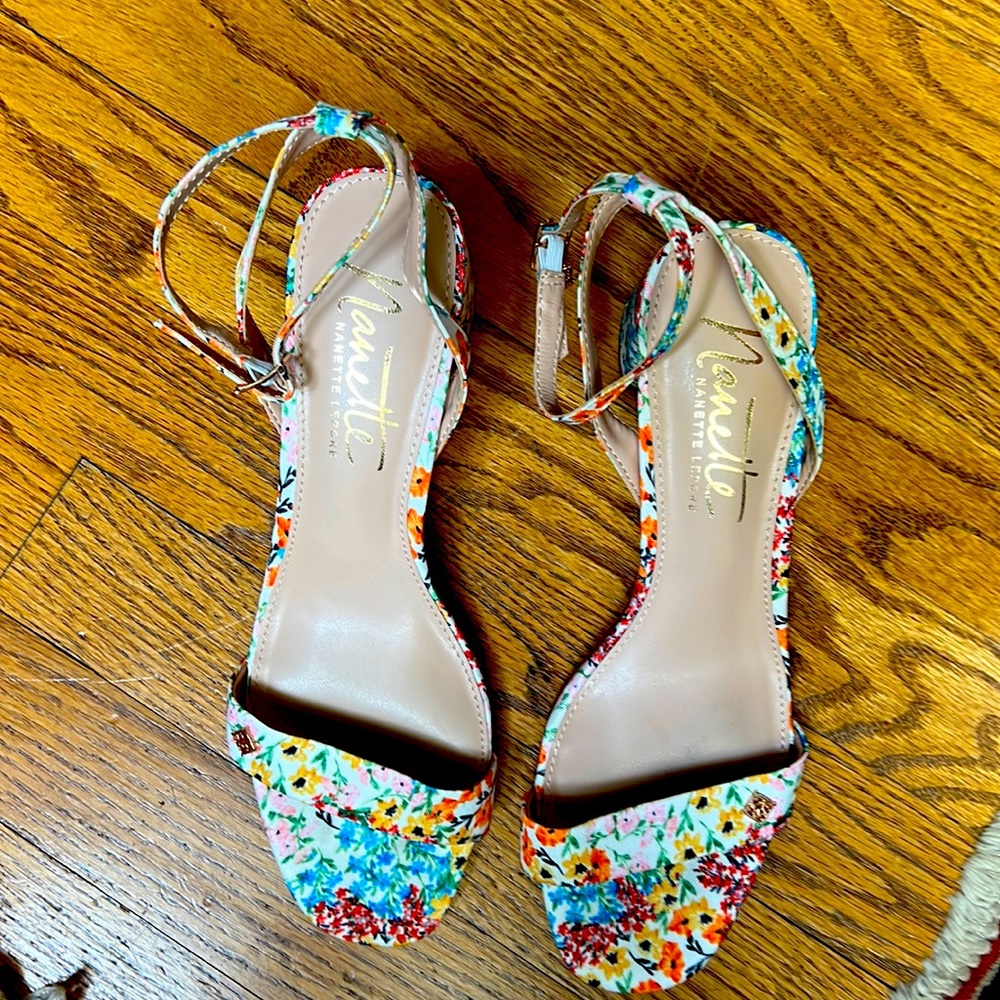 Nanette Lepore fancy dress shoes with white floral fabric Size 7 M. Like new